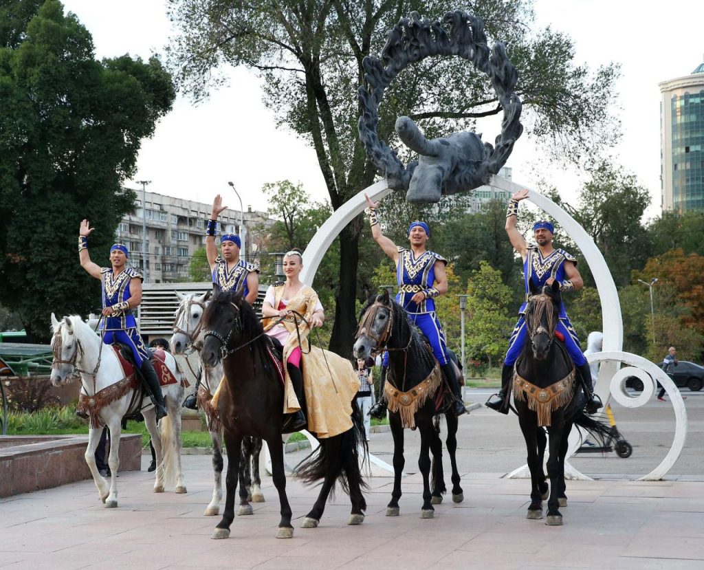 Қазақ мемлекеттік циркі қала күнін  «Ашық аспан астындағы цирк» бірегей шоуымен атап өтті