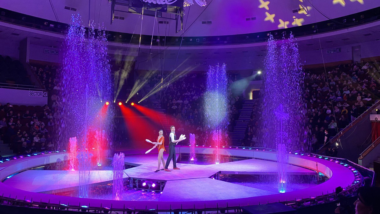 в Алматинском цирке состоится благотворительное представление Международного циркового шоу «Цирк на воде» с новой грандиозной программой «AQUAMARINE», посвященное Дню благодарности