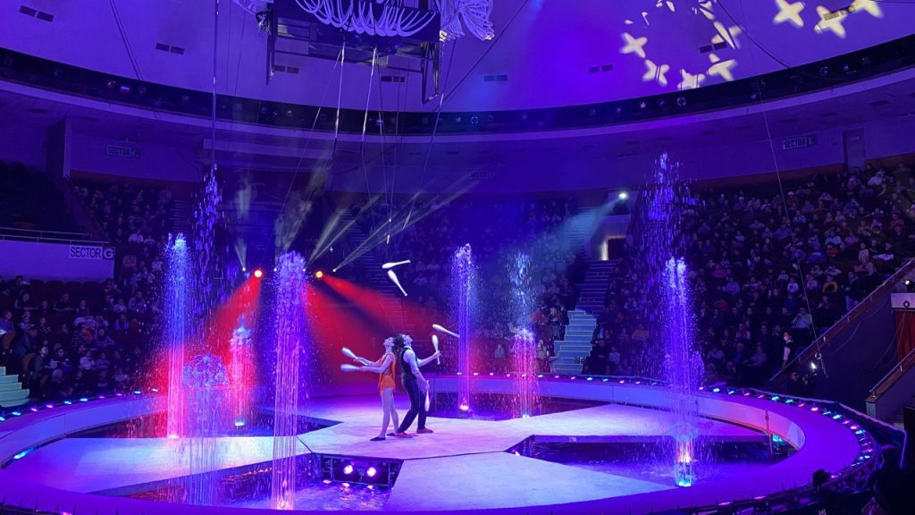 в Алматинском цирке состоится благотворительное представление Международного циркового шоу «Цирк на воде» с новой грандиозной программой «AQUAMARINE», посвященное Дню благодарности