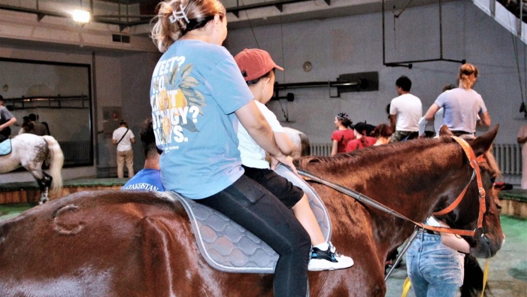 Иппотерапия в алматинском цирке: лошади, которые дарят надежду и лечат